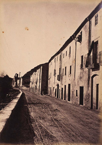 Carrer de Pedret. A l'esquerra, el riu Ter. Al fons, l'església del Pilar. 1877