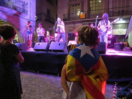 Diada Nacional 2016. X Marxa de Torxes de Girona. Concert del grup Falciots Ninja