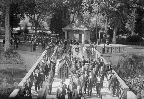 Benedicció de l'estandard de la Societat Coral La Veu de Clavé. Comitiva de corals passant pel pont del Rellotge, sobre el riu Güell. 20 de setembre 1929