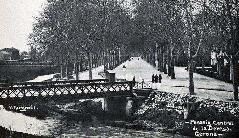 Passeig Central de la Devesa. En primer terme, el riu Güell i el pont del Rellotge. 1913-1928