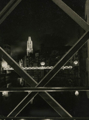 El pont de Sant Agustí vist des del pont de les Peixateries velles de nit. 1960-1970