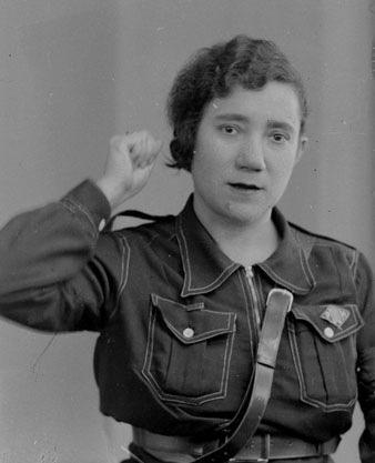 Noia amb l'uniforme de miliciana del POUM. 1937