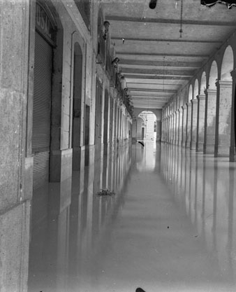 Interior del porxo de la plaça de Sant Agustí (plaça de la Independència) inundat. 1940