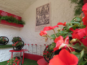Temps de Flors 2017. Instal·lacions i muntatges florals a la Capella de Sant Cristòfol, al Passeig Arqueològic