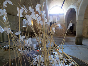 Temps de Flors 2017. Instal·lació Crisàlide a l'interior de la capella de Santa Llúcia