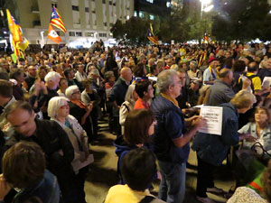 Concentració a la plaça de la Constitució en protesta per l'empresonament de Cuixart i Sánchez