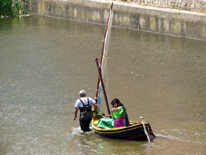 Temps de Flors 2018. Vaixells engalanats naveguen pel riu Onyar interpretant La Cocollona