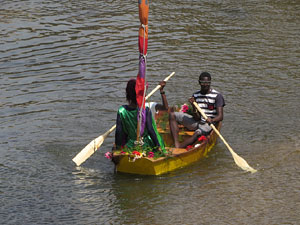 Temps de Flors 2018. Vaixells engalanats naveguen pel riu Onyar interpretant La Cocollona