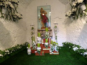 Temps de Flors 2018. Instal·lacions i muntatges florals a la Capella de Sant Cristòfol, al Passeig Arqueològic