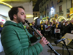 Concentració a la plaça del Vi per la llibertat dels presos polítics, amb la Polifònica de Girona