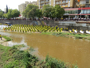 Activitat 'Pengem 2.000 cadenes' sobre el riu Onyar