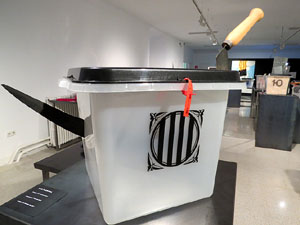 Exposició '55 urnes per la Llibertat' a la Fundació Fita, a la Casa de Cultura de Girona