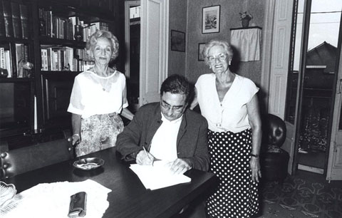 Signatura de lliurament del fons documental Carles Rahola i Llorens a l'Arxiu Històric Municipal de Girona. L'alcalde Joaquim Nadal signant un document acompanyat de les germanes Carolina i Maria Rahola Auguet. 9 d'agost de 1996
