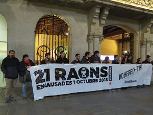 Concentració sota el lema '21 raons' en suport als encausats pels talls de les vies del TAV que es van fer a l'aniversari de l'1-O, a la plaça del Vi