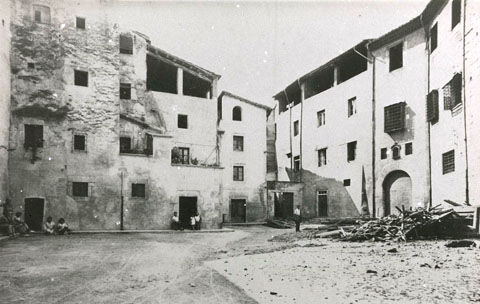 Plaça de les Bernardes. A la dreta s'observa el portal del convent i també es veu l'ombra de l'església. 1936