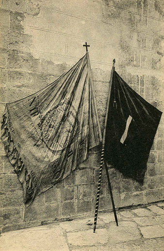 Banderes dels setges de 1808 i 1809 conservades a la capella de Sant Narcís de lesglésia de Sant Feliu. Posteriorment es traslladarien al Museu dHistòria de la Ciutat. A lesquerra, la bandera de la Creuada Gironina i a la dreta, la del 1er Terç dels Miquelets. 1906-1918