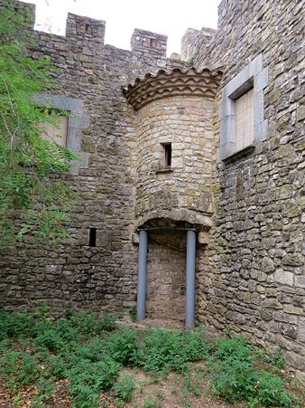 Detall del castell de Campdorà