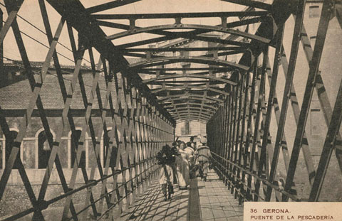 El pont de les Peixateries Velles. Al fons a l'esquerra, l'edifici de les Peixetaries del qual agafa el nom. 1900-1916