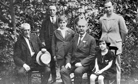 Retrat de grup en un jardí. Assegut, a la dreta, Carles Rahola. 1935-1939