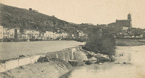 Vista del barri de Pedret des de lilla del Ter. A l'esquerra, la muntanya de Montjuïc on destaca la torre de Sant Joan. 1905-1909