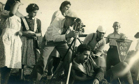 Rodatge a Sant Martí Sacalm durant el X aplec popular del GEiEG. Grup de gent mirant el rodatge de l'aplec. Antoni Varés a la cmera. 23 de maig 1943