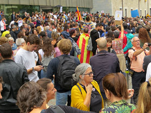 Concentració de rebuig de la sentència davant la seu de la Generalitat a Girona