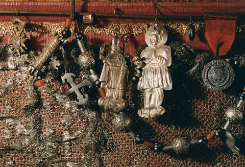 Detalls del sepulcre de Sant Narcís, conservat al cambril de la capella homònima, a la basílica de Sant Feliu. 2000