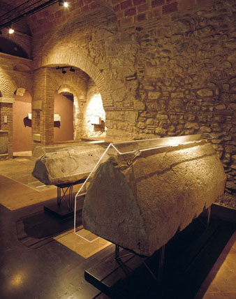 Sala del Museu d'Història dels Jueus de Girona, on s'exhibeixes les làpides funeràries