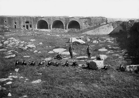 Grup de soldats que fan el servei militar a Girona durant uns exercicis de tir al castell de Montjuïc. 1923