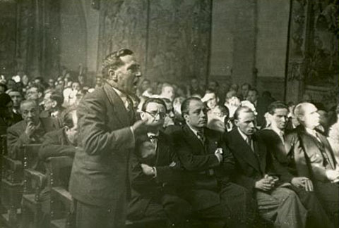 Intervenció de Miquel Santaló a la sessió de les Corts espanyoles celebrada al monestir de Montserrat l'1 de febrer de 1938. El del seu costat amb ulleres és Lluís Nicolau d'Olwer i al darrera, mig tapat, Josep Puig i Pujades