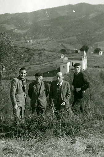 Retrat de grup on s'observa, a l'esquerra, Antoni Varés, al cam del Calvari. Al fons la capella. Abans de 1939