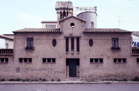 Part posterior de la farinera Teixidor vista des de les hortes d'en Massaguer. 1989