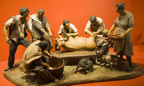 La matança del porc, Josep Traité, 1987, escultura de terracota, 61 × 38 × 30,5 cm. Museu de la Vida Rura (L’Espluga de Francolí)