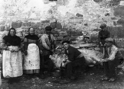 La matança del Porc a la Grossa de Moià. Ca. 1933