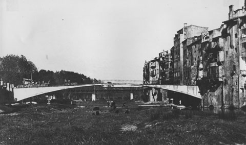 El pont d'en Gómez sobre el riu Onyar amb sacs penjats per tal de provar la seva resistència. 1915