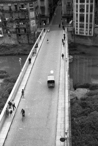 Vista enlairada del pont de Pedra, sobre el riu Onyar. Al fons, el carrer Nou. 1963