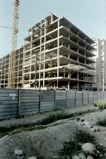 Obres de construcció d'un edifici al carrer Sèquia, 7. 1980