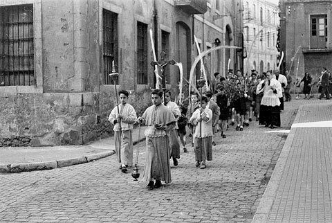 Diada de Corpus al carrer de  la Sèquia. A l'esquerra, l'edifici de l'actual Museu del Cinema. 1956