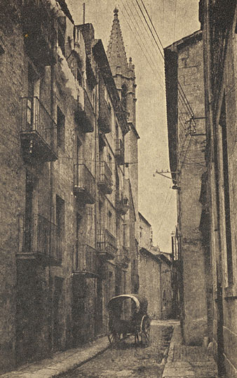 El carrer de la Sèquia. Al fons, el campanar de l'església de Santa Susanna del Mercadal. 1925