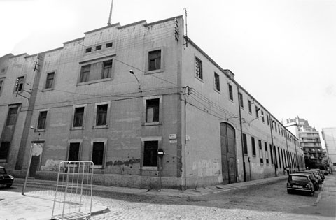 Edifici de la fàbrica Grober a la cantonada del carrer de la Sèquia, a l'esquerra, i el carrer Cristòfol Grober, a la dreta. 1986