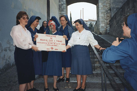 Instal·lació d'una placa al passatge de Maria Gay i Tibau, fundadora de les Germanes de Sant Josep, al Portal Nou. 1996