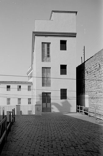 Vista exterior del convent de les Religioses de Sant Josep amb un tram de la muralla de les Pedreres a la dreta. 1931