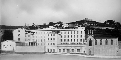Vista del convent de les Religioses de Sant Josep i la seva església amb la muntanya de les Pedreres i la torre d'Alfons XII al fons. 1931