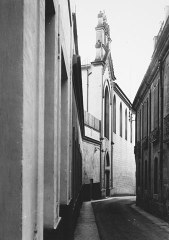 Convent de les Religioses de Sant Josep, conegudes com les Vetlladores. Vista de la façana principal des del carrer del Portal Nou. 1931