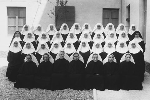 Retrat d'un grup de monges del convent de les Religioses de Sant Josep (Vetlladores) al pati del convent. 1931