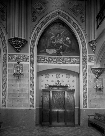 Interior de la capella del convent de les Religioses de Sant Josep, les Vetlladores, al carrer Portal Nou. Detall d'un mur lateral. 1930