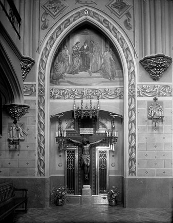 Interior de la capella del convent de les Religioses de Sant Josep, les Vetlladores, al carrer Portal Nou. Detall d'un mur lateral. 1930
