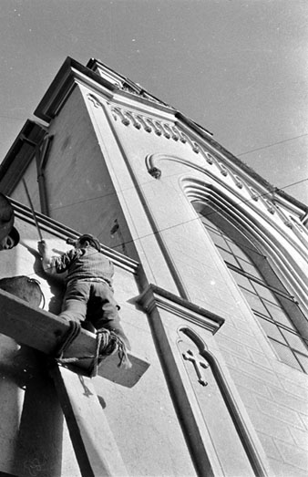 Tasques de manteniment a la façana de l'església del convent de Sant Josep, al carrer Portal Nou. 1960