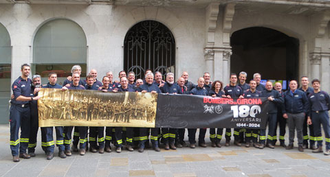 Fotografia de grup dels bombers a la plaça del Vi