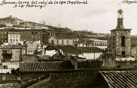 Vista del barri de les Pedreres des d'un punt elevat. En primer terme a la dreta, torre del rellotge de l'Ajuntament de Girona. En segon terme, el convent de les Vetlladores. 1931
